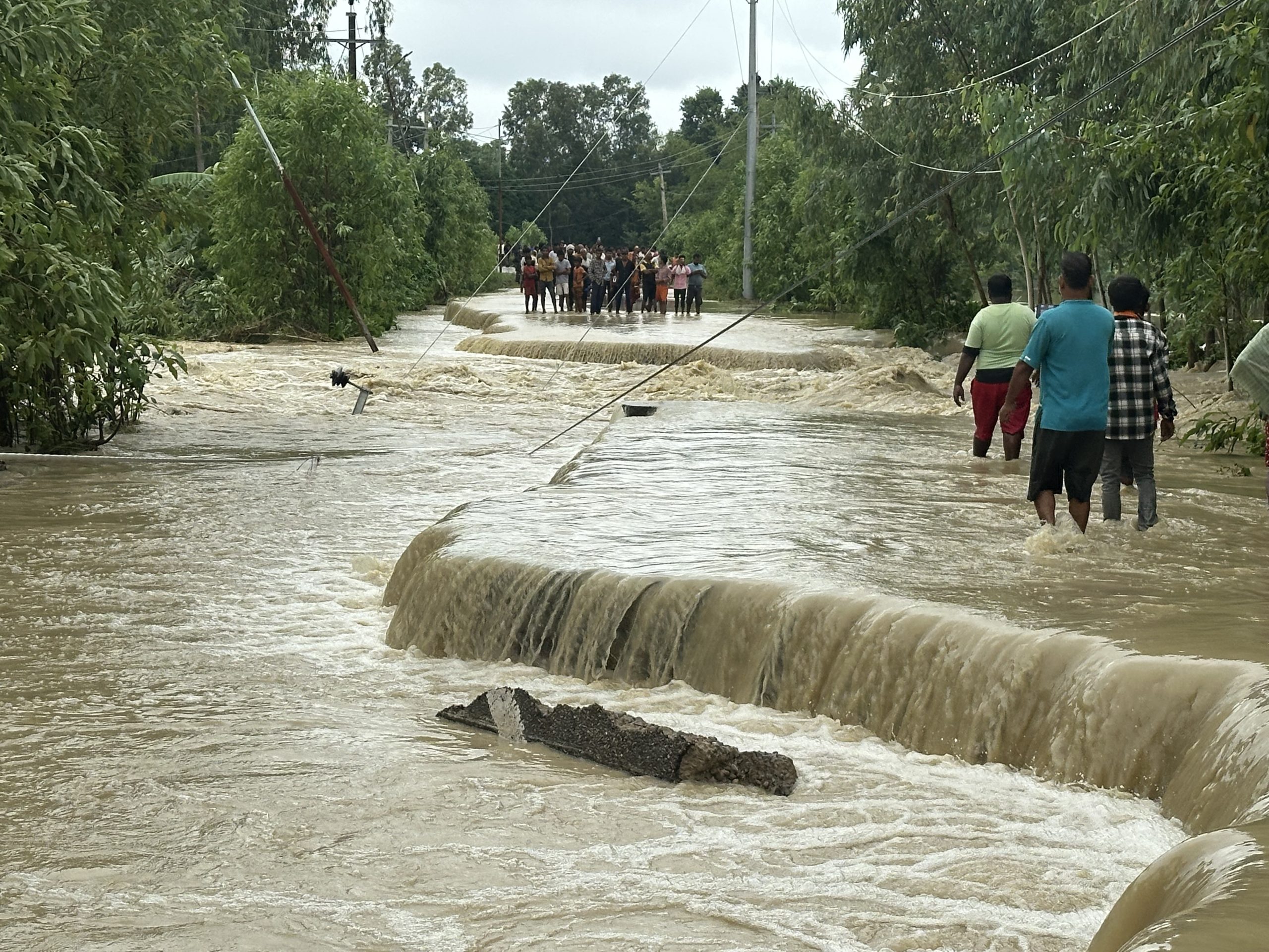 सडक बगाएपछि पूर्वपश्चिम हुलाकी राजमार्ग अवरुद्ध