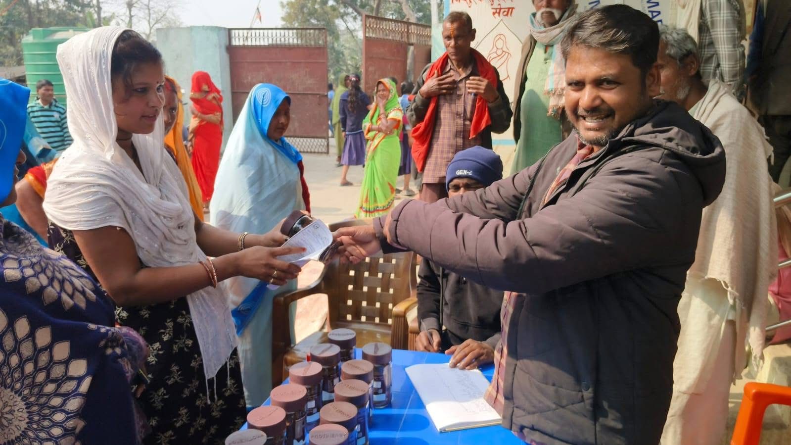 व्यक्तिगत खर्चमा गर्भवती महिलालाई प्रोटिनयुक्त खाद्य सामग्री वितरण
