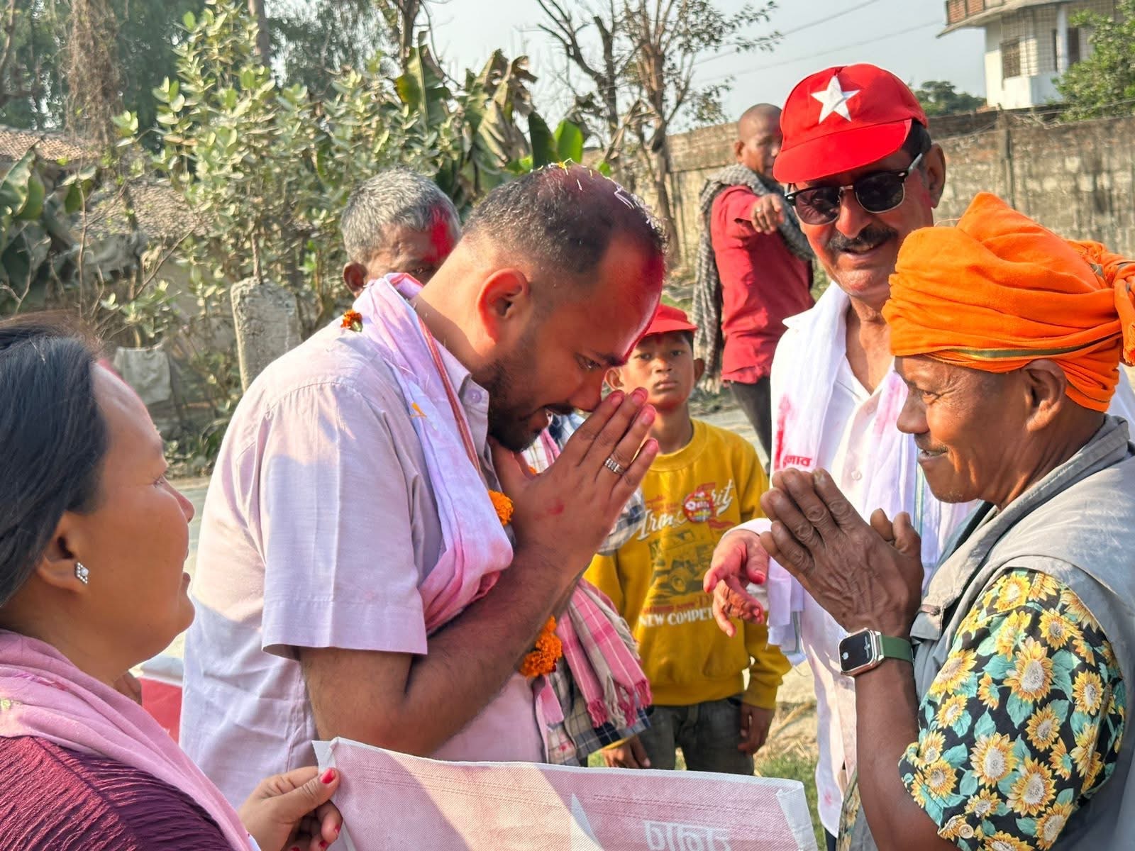 सर्लाही-४ मा चुनावी चहलपहल: नेकपा उम्मेदवार डा. रजनीश रायको घरदैलो अभियान तीव्र