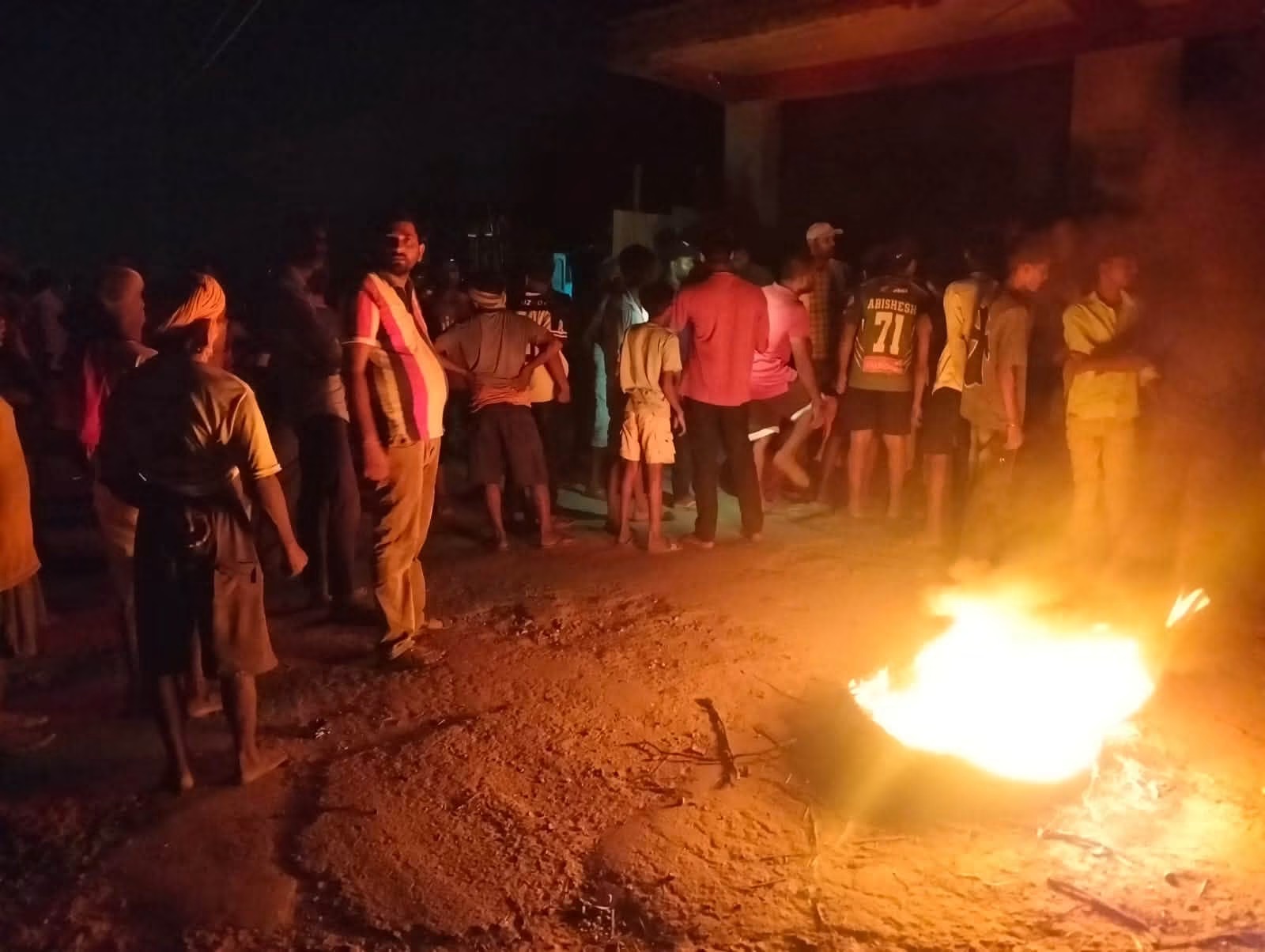 कमिसन विवादपछि बसबरिया गाउँपालिका कार्यालय घेराउ, उपभोक्ता समितिको प्रदर्शन